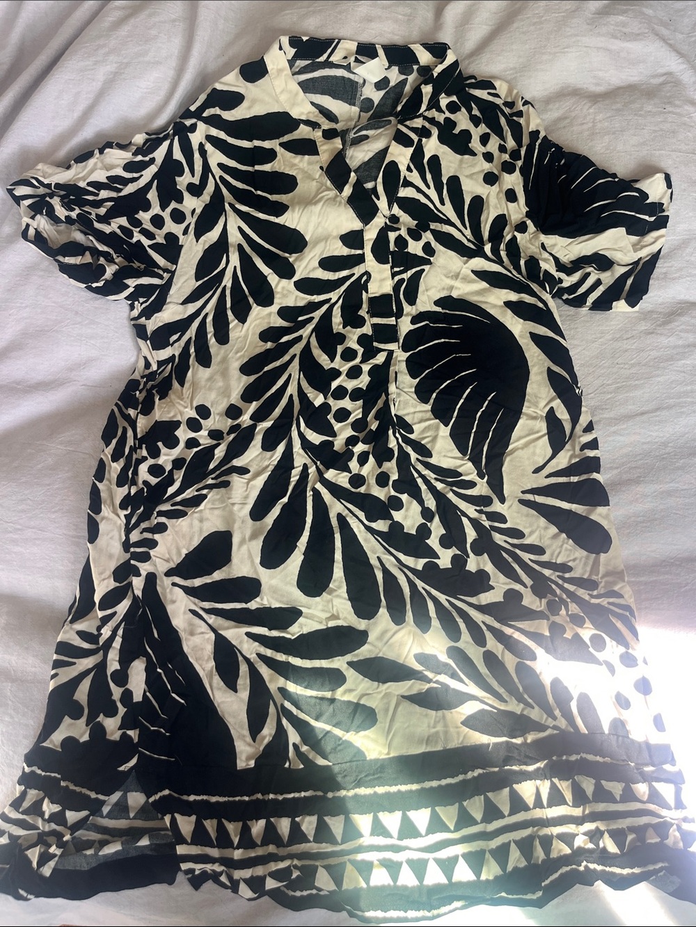 H&M Black and White Abstract Leaf Print Top